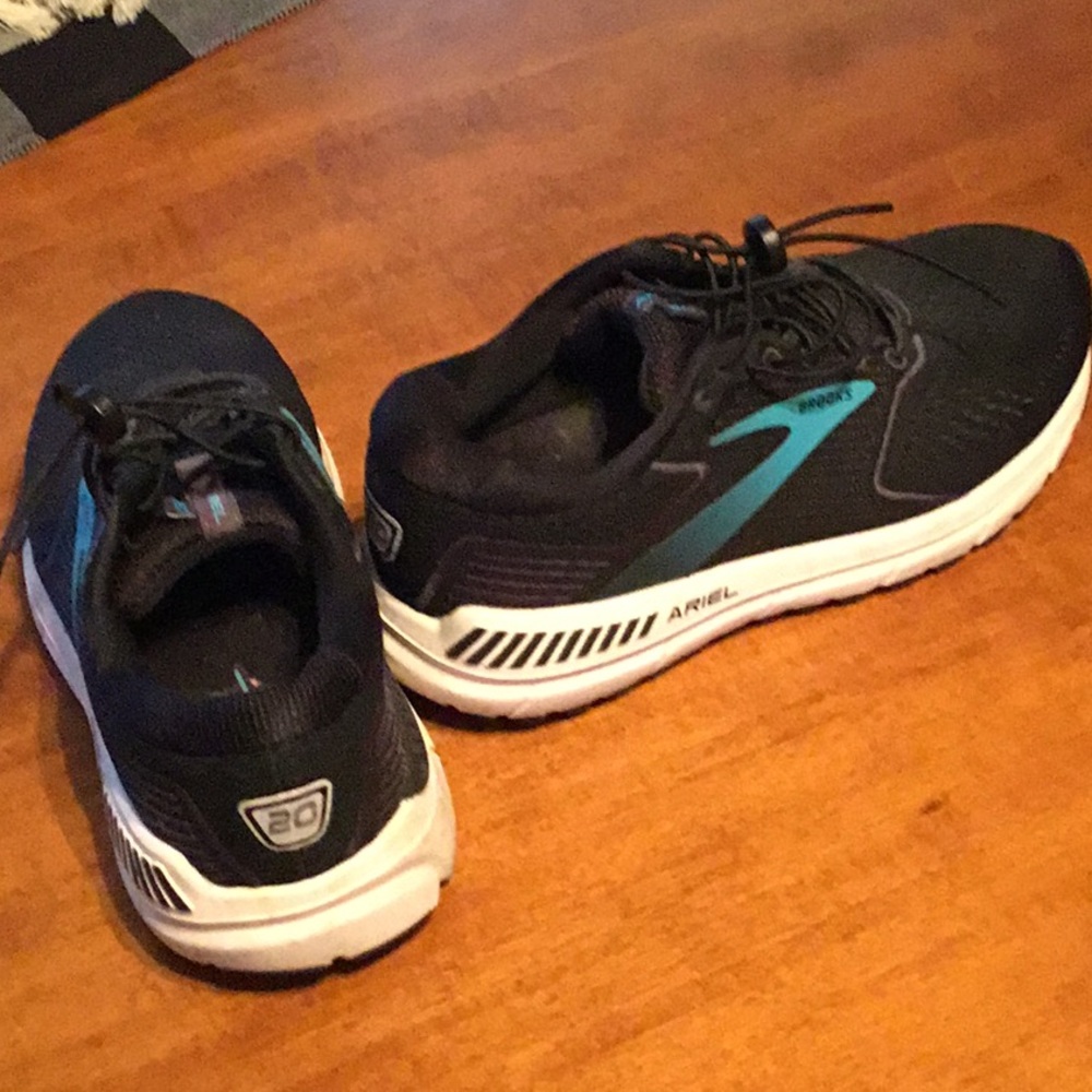 Brooks Ariel tennis shoes size 7